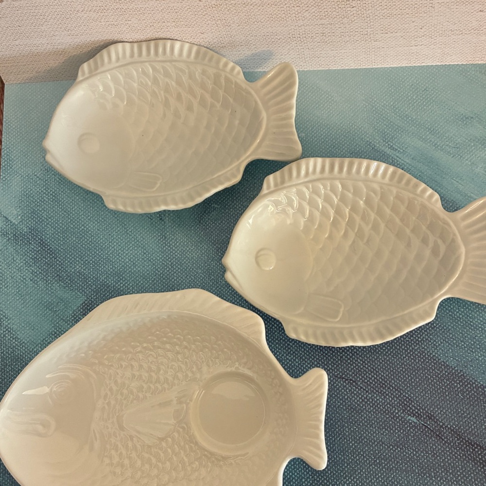 Fish-Shaped Ceramic Plates - Picture 2 of 5